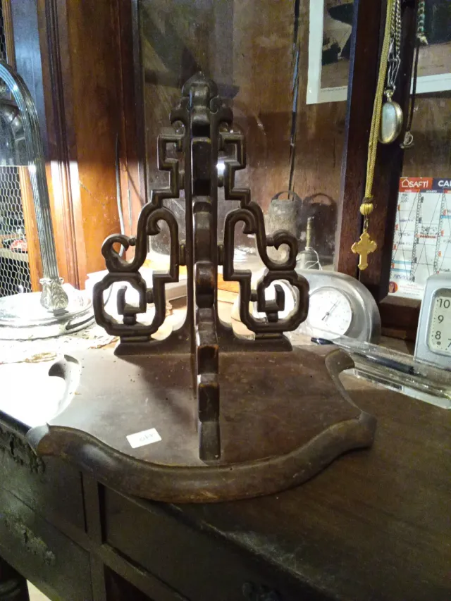 Esquinera de madera tallada