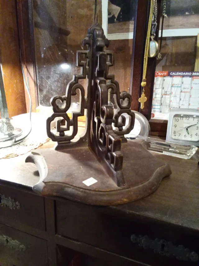 Esquinera de madera tallada