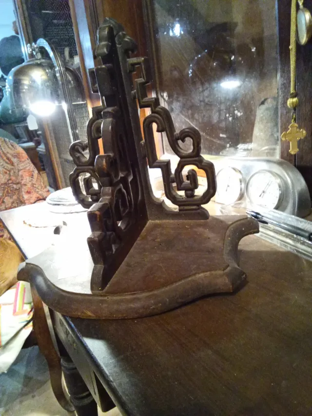 Esquinera de madera tallada