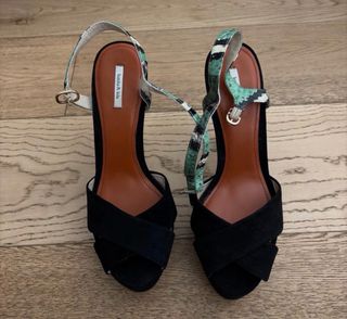 Sandalias Bimba y Lola negras y estampado verde