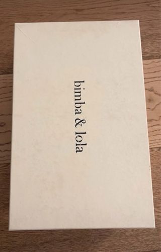 Sandalias Bimba y Lola negras y estampado verde