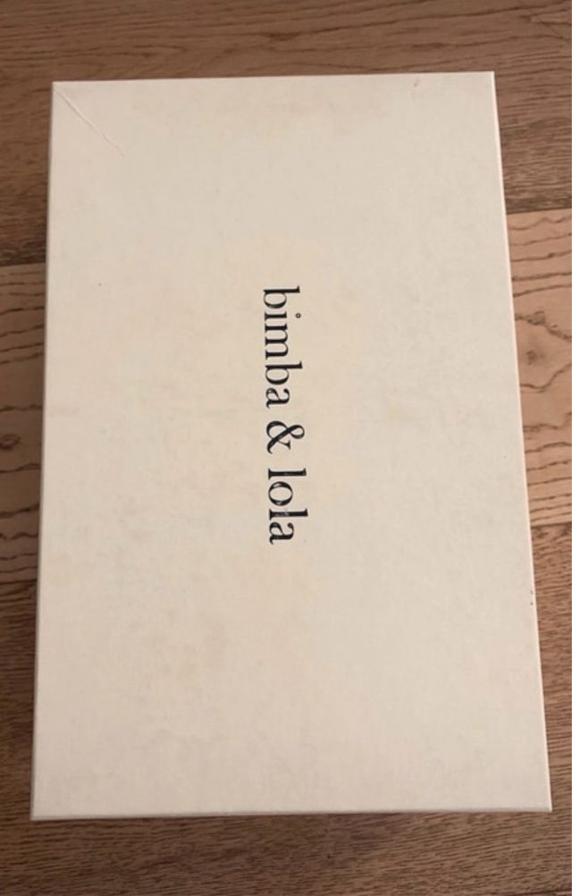 Sandalias Bimba y Lola negras y estampado verde