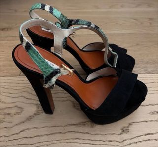 Sandalias Bimba y Lola negras y estampado verde
