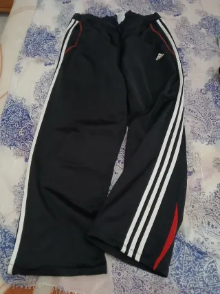 Pantalones y chaqueta Adidas negros y rojos