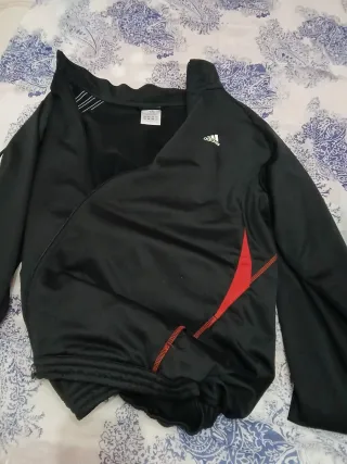 Pantalones y chaqueta Adidas negros y rojos