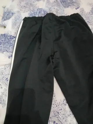 Pantalones y chaqueta Adidas negros y rojos