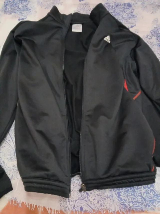 Pantalones y chaqueta Adidas negros y rojos