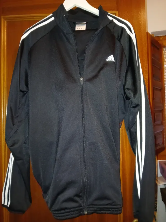 Pantalones y chaqueta Adidas negros y rojos