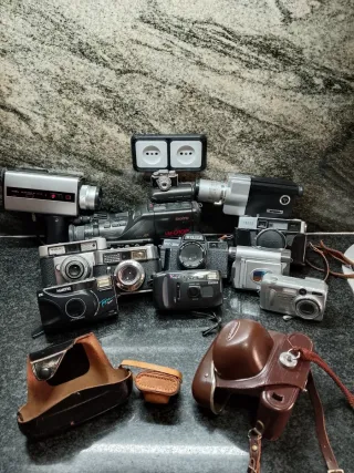 Set di fotocamere vintage Canon, Konica, Sanyo