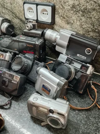 Set di fotocamere vintage Canon, Konica, Sanyo