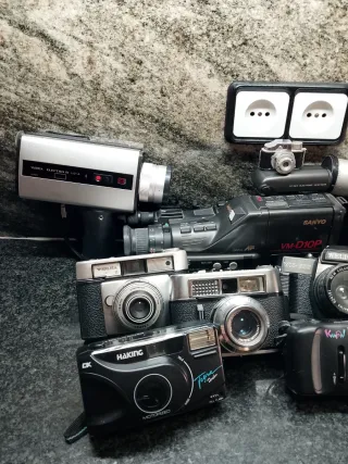 Set di fotocamere vintage Canon, Konica, Sanyo