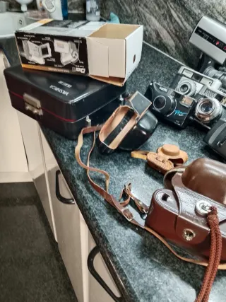 Set di fotocamere vintage Canon, Konica, Sanyo