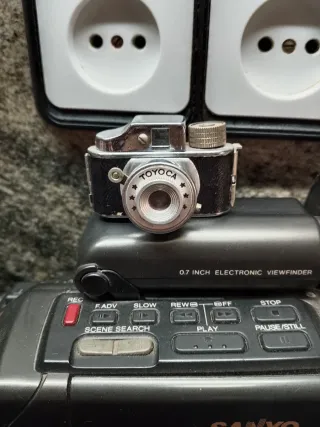 Set di fotocamere vintage Canon, Konica, Sanyo