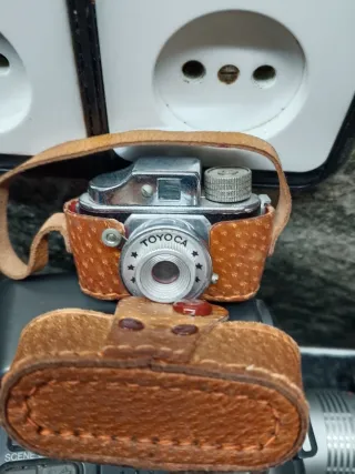 Set di fotocamere vintage Canon, Konica, Sanyo