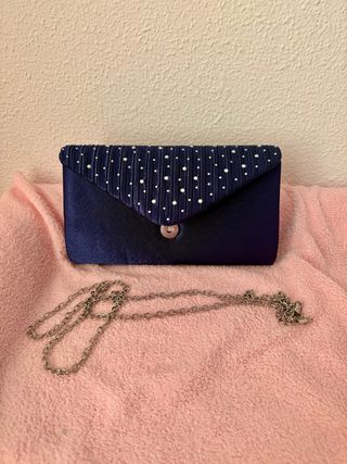 Elegante bolso de fiesta azul con cadena