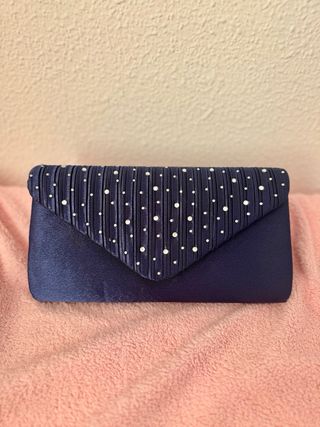 Elegante bolso de fiesta azul con cadena