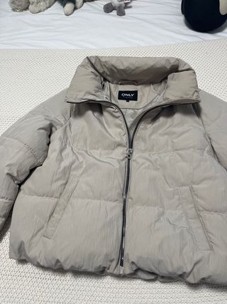 Abrigo corto Only crema como nuevo