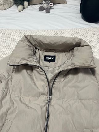 Abrigo corto Only crema como nuevo