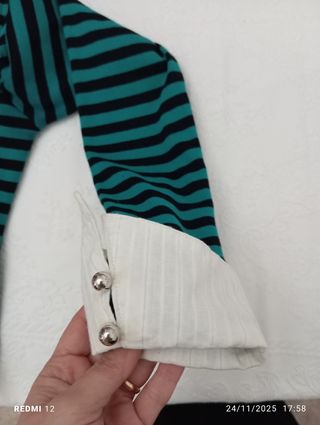 Maglietta corta a righe con maniche lunghe