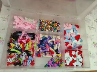 Scatola con campanelli, fiocchetti e cuori