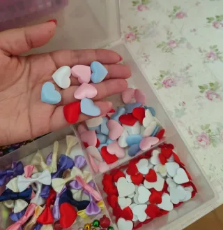 Scatola con campanelli, fiocchetti e cuori