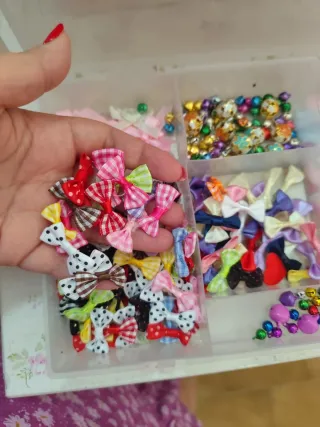 Scatola con campanelli, fiocchetti e cuori