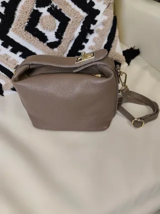 Bolso de piel taupe