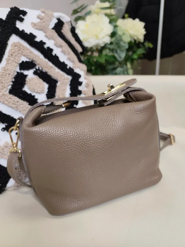 Bolso de piel taupe