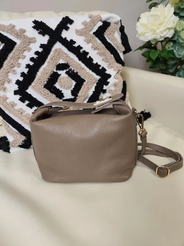 Bolso de piel taupe