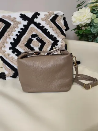 Bolso de piel taupe