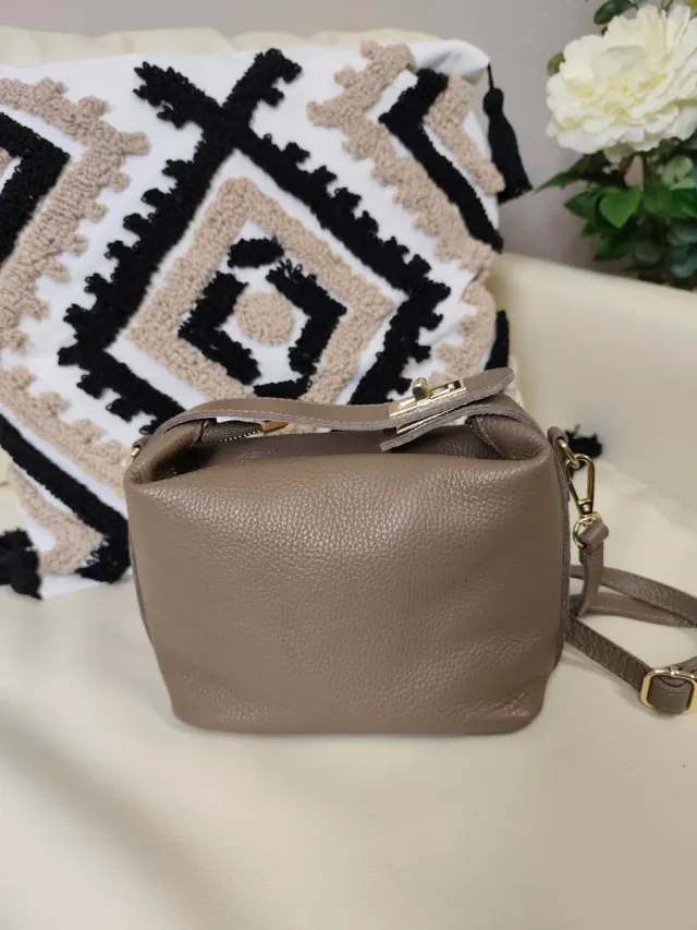 Bolso de piel taupe