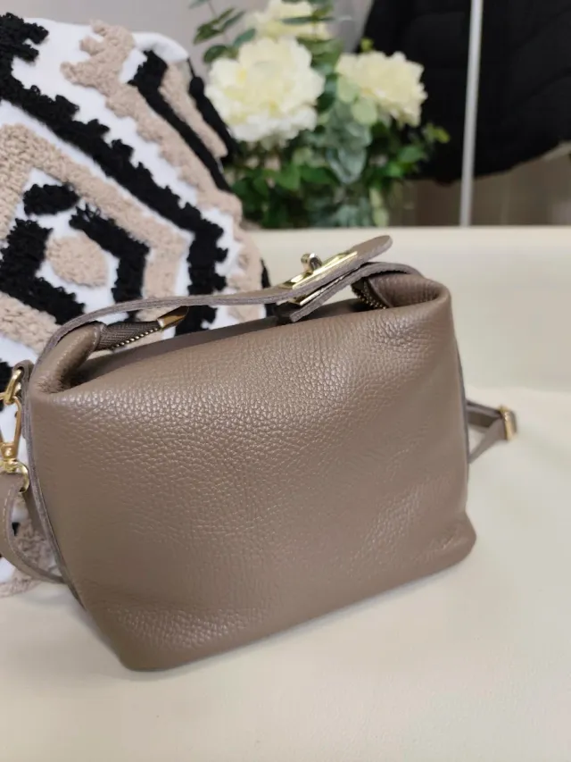 Bolso de piel taupe