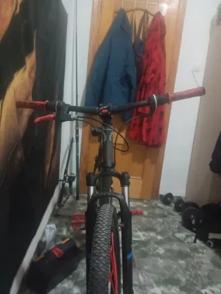 Bicicleta Stunt Bike Negra y Roja