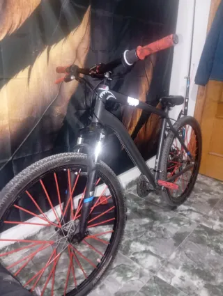 Bicicleta Stunt Bike Negra y Roja