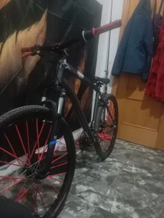 Bicicleta Stunt Bike Negra y Roja