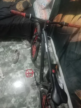 Bicicleta Stunt Bike Negra y Roja