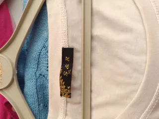 Camiseta blanca con pedrería