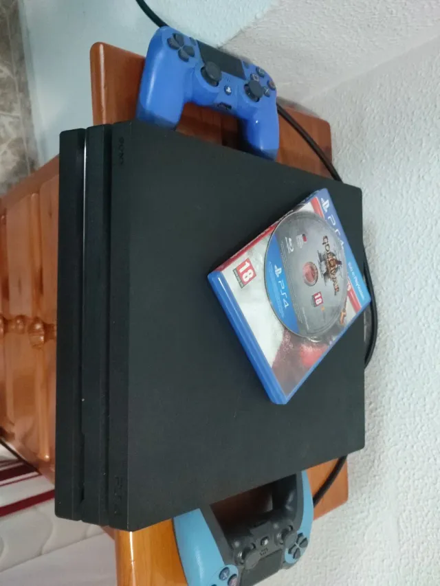 PS4 Pro 1TB + 2 Mandos + God of War