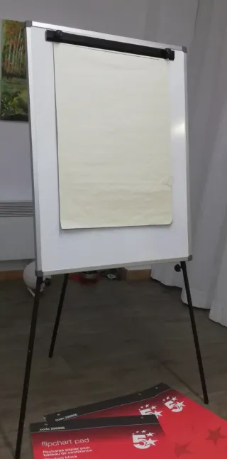 Pizarra y 150 hojas blancas  de papel.