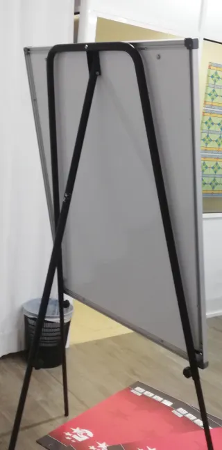 Pizarra y 150 hojas blancas  de papel.