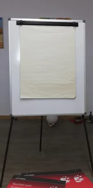 Pizarra y 150 hojas blancas  de papel.