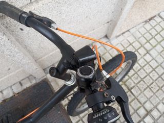 Bicicleta infantil negra y naranja