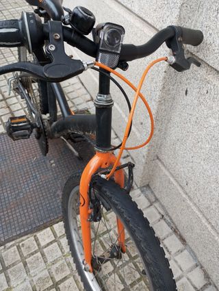 Bicicleta infantil negra y naranja
