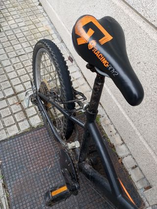 Bicicleta infantil negra y naranja