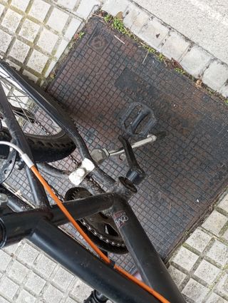 Bicicleta infantil negra y naranja