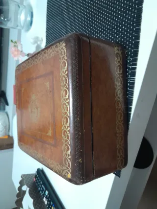 Caja antigua decorada, acabado en piel(cuero)