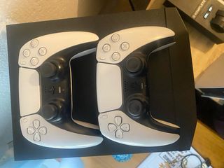 Consola PS5 Estándar versión digital con 2 mandos.