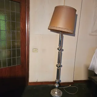 Lámpara de pie. Plateado