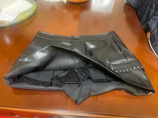 Minifalda pantalón cuero negro. Marca Brownie.