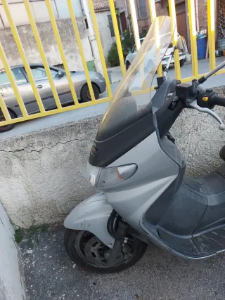 Scooter grigio burgman 250CC Suzuki